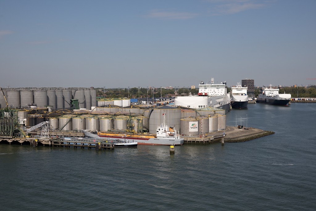 europoort maasvlakte rotterdam botlek haven scheepvaart industrie fabrieken marine transport overslag terminal portlantis ferry centrale